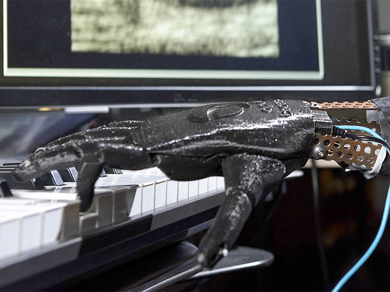 The robotic "Skywalker Hand" project plays piano.